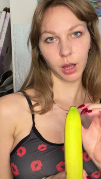 Banana mamada complaciendo el plátano