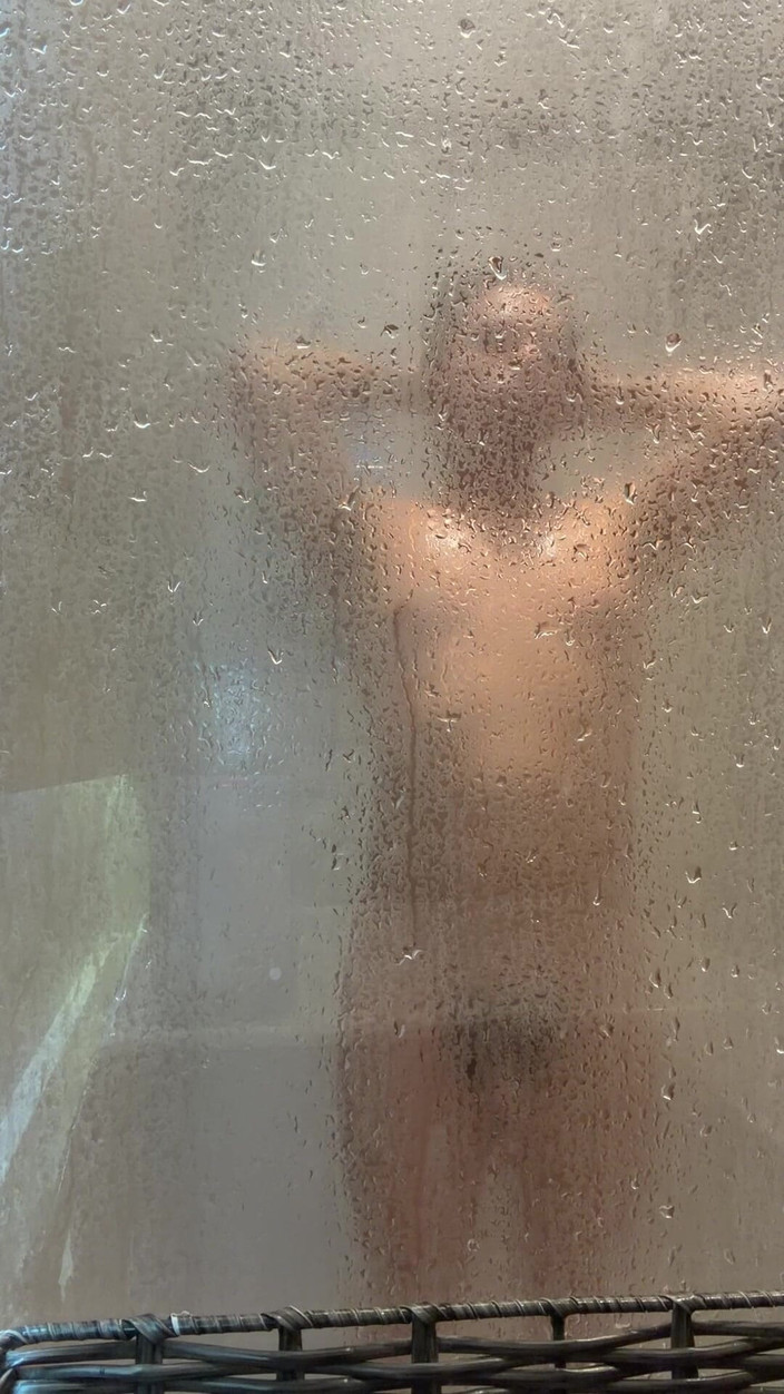 joanraay: मेरा सौतेला भाई मिलने आया और नहाते समय दरवाजा खुला छोड़ दिया