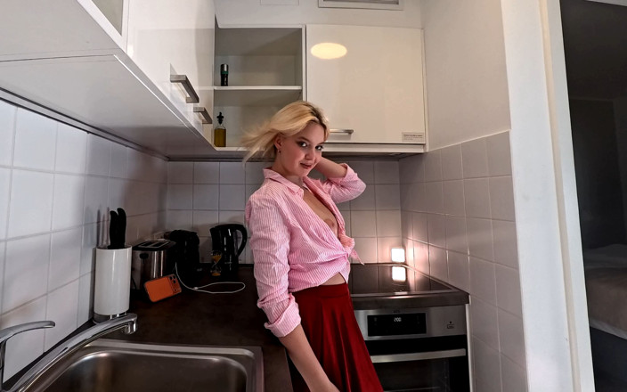 Leon Lambert Girls Twerk Parties CFNM: All Natural Big Tits Hottest Blonde in a Mini Skirt...