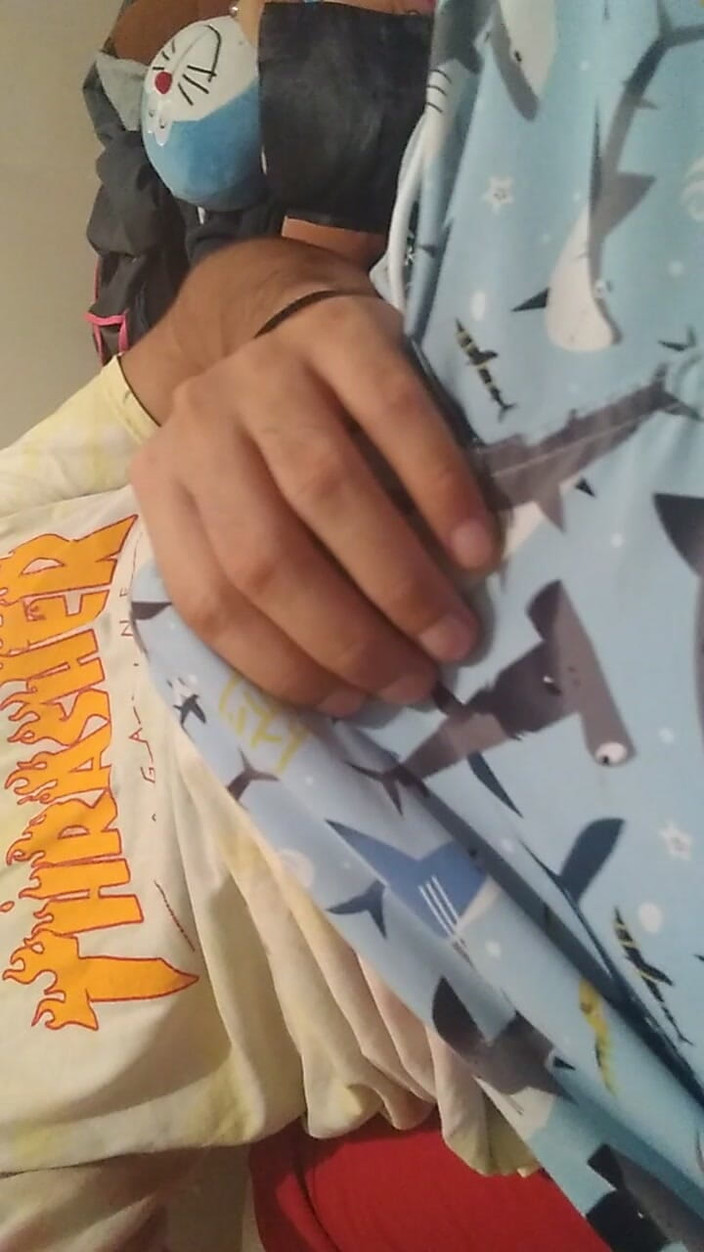 AlexAlejandro13: 服の上から私に触れて