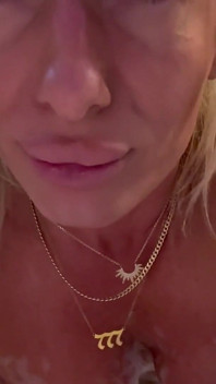 Ragazza porca che fa il bagno