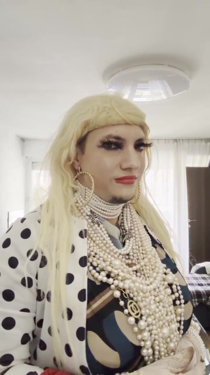 shipcrossdresserman: Pearl vanesa सुंदर मोती पहने हुए अपने घर में अपना शरीर दिखा रही है