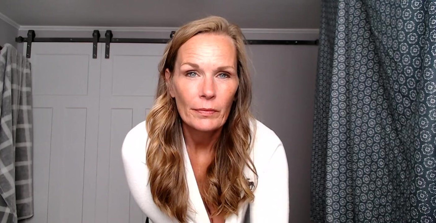 KimitheMilfMommy: Leraar zag je aftrekken in de klas. Ze geeft je...
