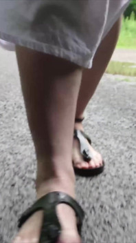 Selipar Birkenstock berseronok di lopak hujan