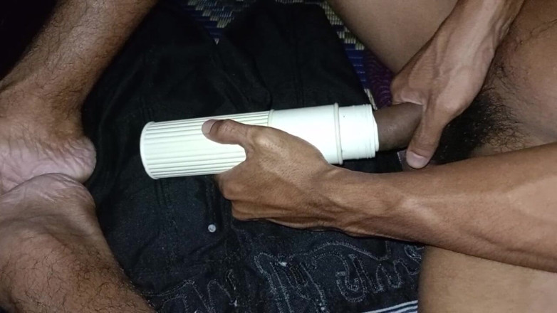 Eagle1800: Ngentot memeknya pakai botol setelah kencing dan muncrat