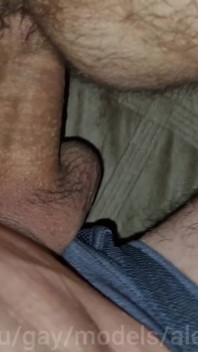 Büyük bir yarak beni sikiyor ve beni ateşli spermle boşaltıyor