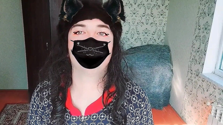 Kitty_Cross: Hravá trans dívka ukazuje tetování stehna v krátké sukni