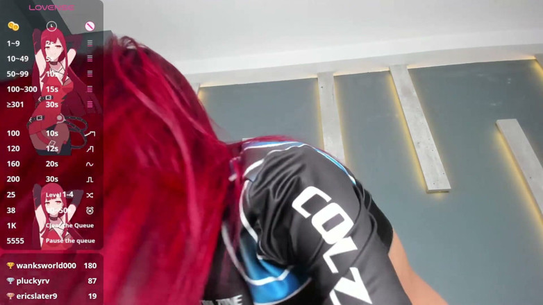 Lia Wood: Schattige latina met gekleurd haar wil gewoon in haar kamer...