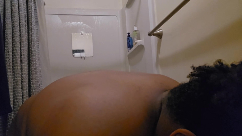Eddie Venezuela: Un beau-père noir se branle sous la douche