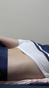 Japonya'da kızlara özel bir daire. Ciddi kız mini etek üniformaları ve tanga wedgie deve toynağı amcıklarından göğüslerini dökerken egzersiz yapıyor