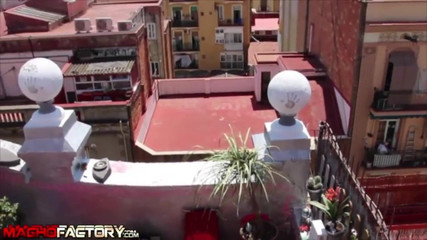 Macho factory: Koldo在巴塞罗那的阁楼上找到了猪仔，并释放了他的坚硬大鸡巴