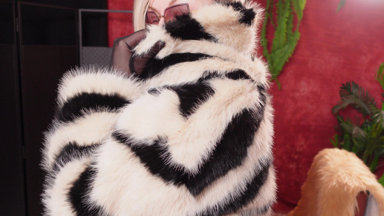 Arya Grander: Koleksi kot bulu panas - bahagian 3. Fetish MILF Arya Grander