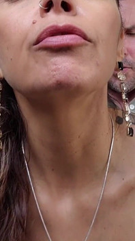 美丽的熟女在洗碗时被狠狠地操菊花