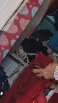 La petite Linda reçoit une nouvelle tenue et un nouveau jouet