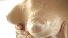 Babe Stare: Awek Asia dalam pakaian dalam merah jambu memakai pertunjukan