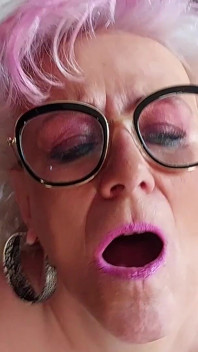 Geile oma fingert feuchte muschi bis zum zitternden orgasmus
