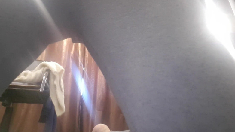 LarisaCum: Je pisse beaucoup en legging