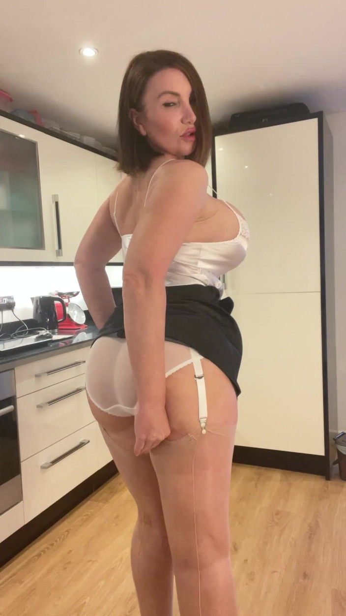 Sophie James: Wielkie uwielbienie piersi satynowe, nylony i fetysz na obcasach