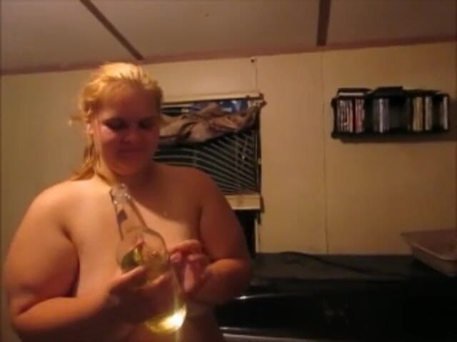 Fat House Wife: 妻が小便を飲み込んで楽しむ、夫のペニスから小便のボトル全体
