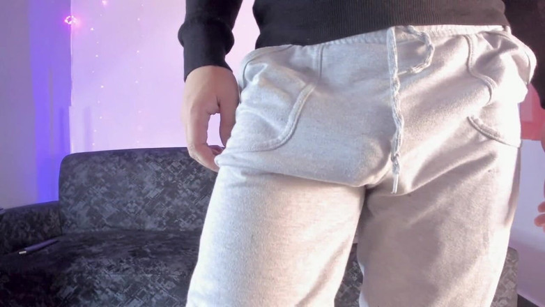 Tomas Styl: Latino Muestra Su Bulto En Camara Dentro De Su Sudadera...