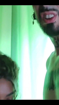 Peguei todo o leite do melhor amigo do meu marido e deixei tudo ser filmado sem que o tesão soubesse (câmera lenta)