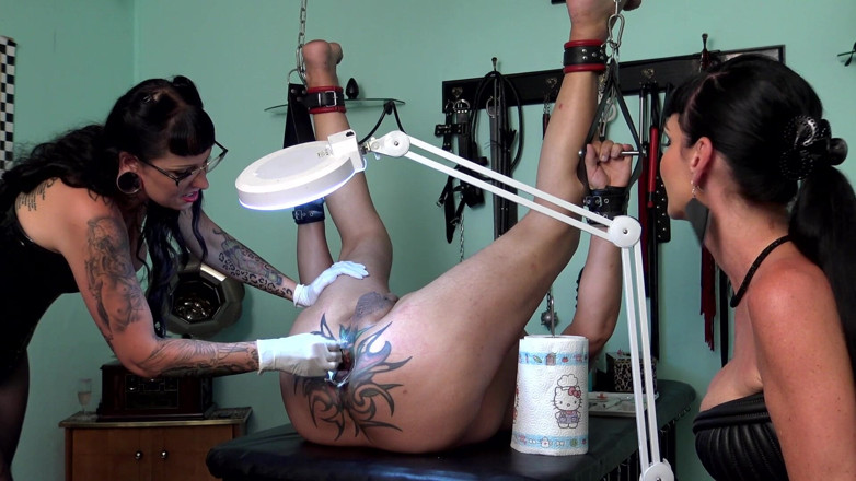 Carmen Rivera Entertainment: Esclavo obtiene su culo tatuado y perforado por sus amantes