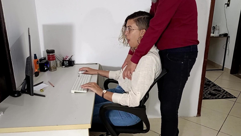 Gabi SweetCouplesStories: Spotkanie z szefem w pierwszy dzień pracy.