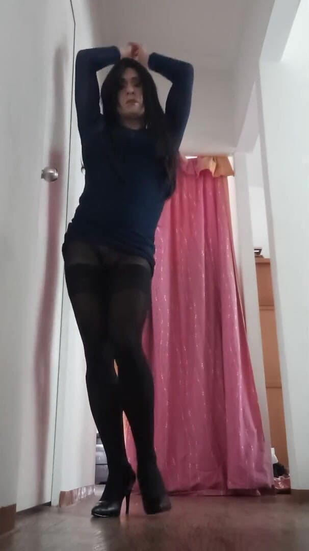 Andrea Travesti Bogota: İç çamaşırlı sevimli Kolombiyalı transeksüel götünde anal tıkaç ve anal boncuklarla...