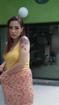 Napalona 18 + nastolatka dostaje ojczym, aby ją przelecieć w basenie resortu - Mypervyfamily -