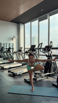 Yoga di gym dengan pamer sekilas
