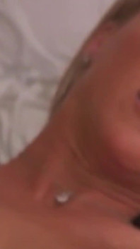 Cette salope aime tellement le sexe anal et elle s’appelle Kayla Synz
