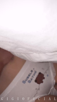 18letá panna si oblékla kalhotky s medvědy, aby se její odemykání nezapomenutelné