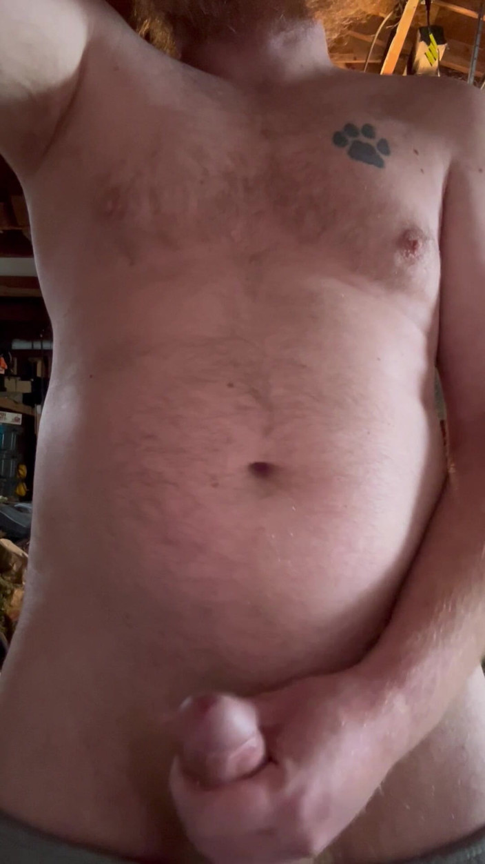 Big Baz: Caipira masturbando e gozando na garagem