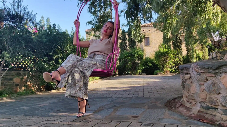 Goddess Lena: Admírame En Mi Jardín