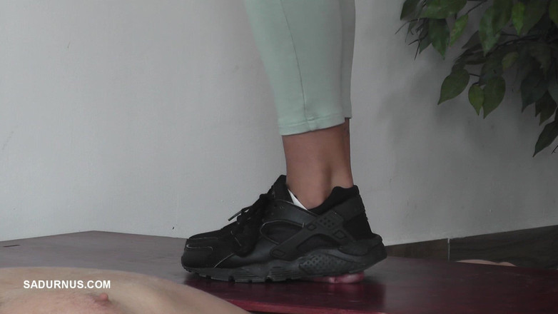 Sadurnus: Zatímco Nomi telefonuje, otrok má orgasmus