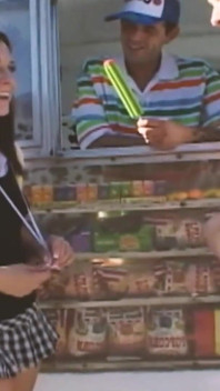 Seksi dondurma sahnesi-3_sexy büyük memeli ve tombul esmer dondurmalı adamla seks yapıyor