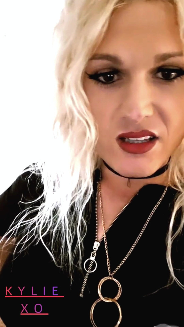 Darkfetish2k: वह धूम्रपान कर रही है आपके लंड की प्रतीक्षा कर रही है