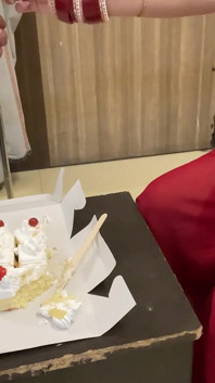 Hintli kayınbiraderi baldızına doğum günü sürprizi yapıyor