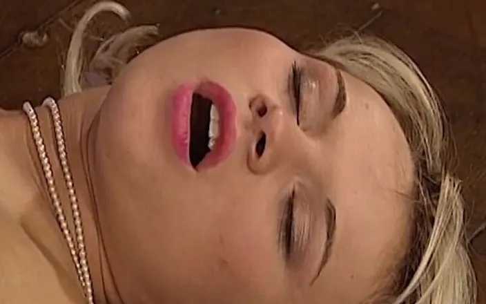 Deutsche Damen: Cum Eating Maid From Germany Got Her Ass Fucked