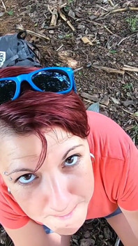 Schneller blowjob im freien in einem verlassenen haus