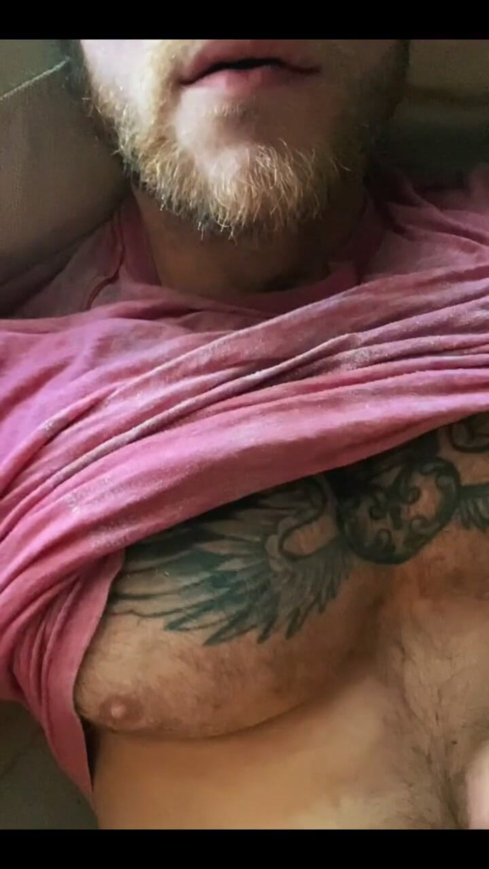 Leo Bayne: 친구. 내 털이 무성한 몸을 숭배하기 위해 누군가의 얼굴이 필요해