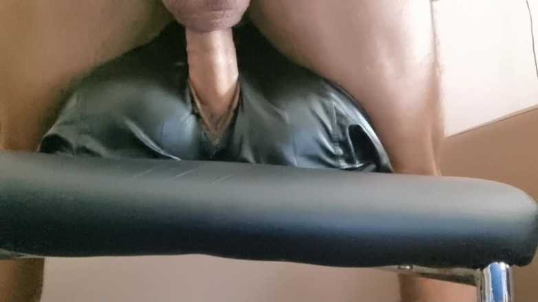 Naxy: Jucăria de cur în pantaloni sexy din piele îmi termină pula