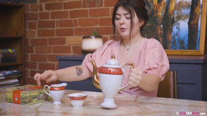 Girls Out West: Mała cycata loszka Venice rucha swoją napalona cipkę czajniczkiem i...