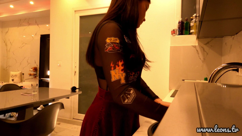 Leon Lambert Girls Twerk Parties CFNM: Heißes sexy brünettes college-mädchen mit dickem arsch im Minirock zieht...