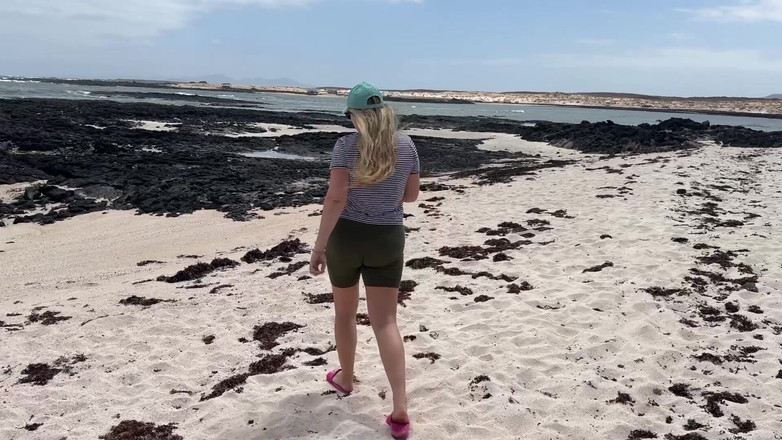 Emma Voyeur: Mädchen Pinkelt in Yogahosen an Einem Öffentlichen Strand
