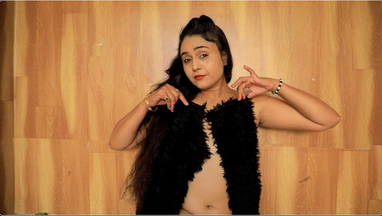 NOXAVO: Ragazza sexy aumenta il calore dell'hotel