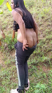 Latina-mädchen mit dickem geht nackt im freien!