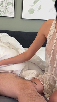 ホットでスリムでタイトな膣のブルネット美女は、クリームと脂っこく硬いペニスで睾丸を排出し、手の中の精液を受け取るのが好きです