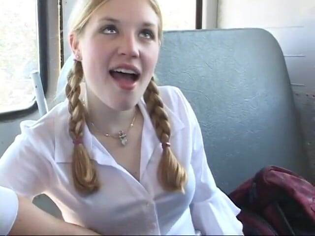 2 Girls 1 Guy: Twee tienersletten geneukt in de bus