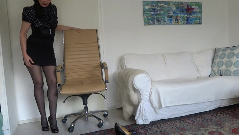 Lady Victoria Valente: Mượn giày từ vợ của bạn và mặc